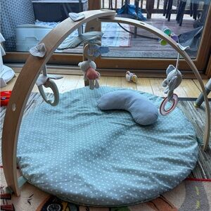 Ingenuity Cozy Spot Reversible Duvet Activity Gym with Wooden Toy Bar